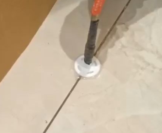 阳信瓷砖空鼓维修公司专业解答瓷砖在铺贴过程中，如果没有涂抹均匀到位的粘结材料（如水泥砂浆或瓷砖胶），可能会导致以下问题